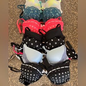 Lot of Victoria secret bras (7)